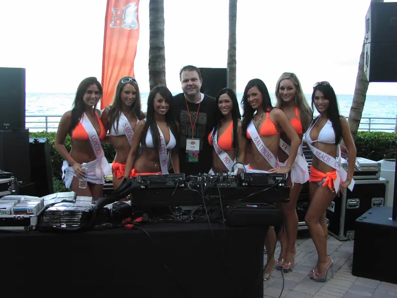 2010 hooters etc pics 031